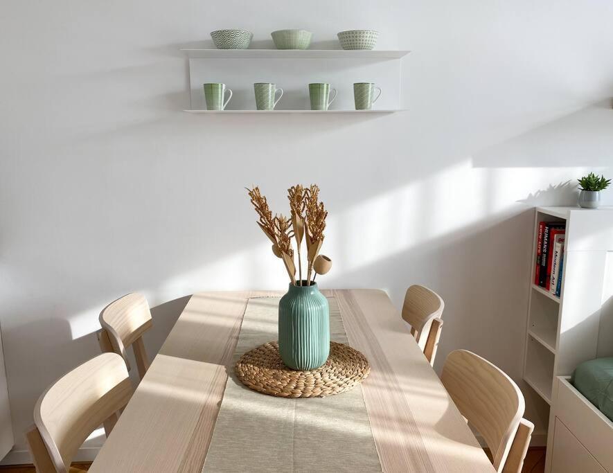 Cute Studio In Old Town Братислава Экстерьер фото